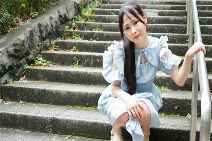 一边让已婚妇女打电话，一边操她的丈夫～尽管她正在肛交并尖叫着高潮……～
